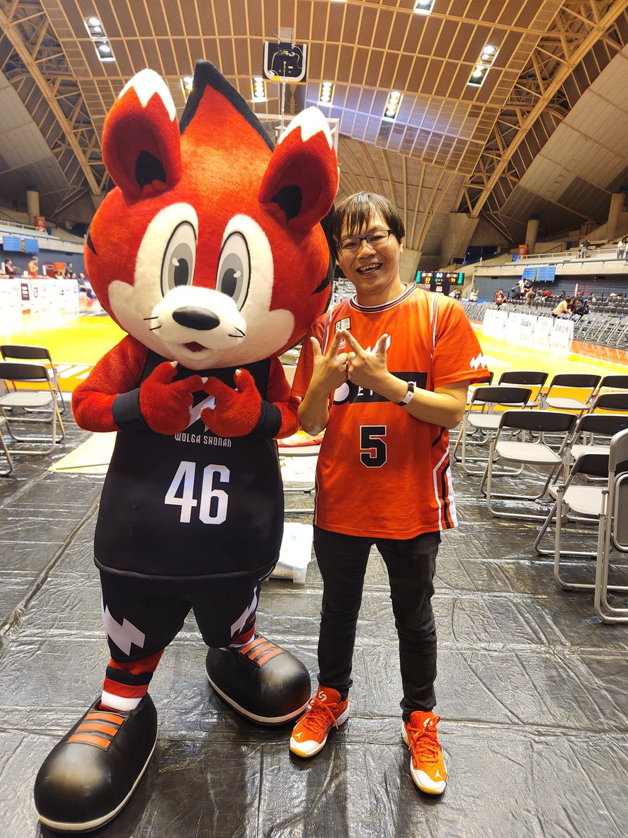 shonan_ubc_bsk's tweet photo. ウォルガ湘南ホーム開幕節で連勝🔥🔥
ウォルンとウォルミーと写真を撮れたので5・5連勤の疲れが(心のみ)一気に癒されました☺️
次節もWoooWOLGA🔥🐺
#ウォルガ湘南
#挑みきれ
#ウォルン
#WOLMEE https://t.co/SSTloNsLxl