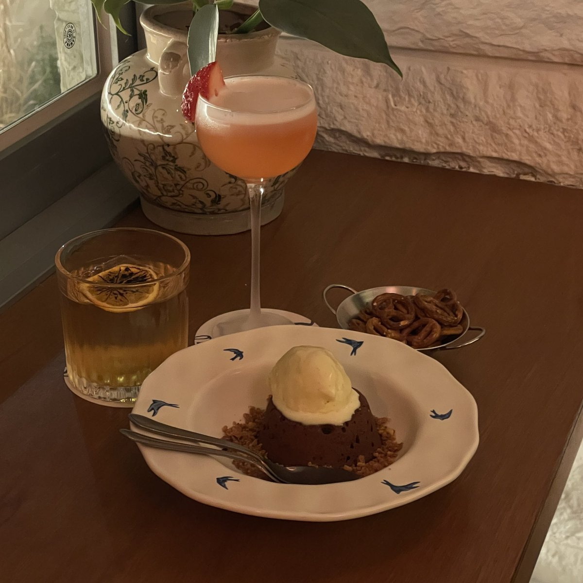 leeseo_q's tweet photo. 📍스누비

デートでもお友達でも1人でも行きやすい広安里のカフェ&amp;バー🍸(1回がバーで2階がカフェだった‼️)
お酒一緒に楽しめるスイーツもあってお店がとにかく可愛い💖そして何といってもクリスマスにもぴったり🎶
クリスマスシーズンに釜山行く方におすすめでふ🎄✨ https://t.co/AHBQzq1MY1
