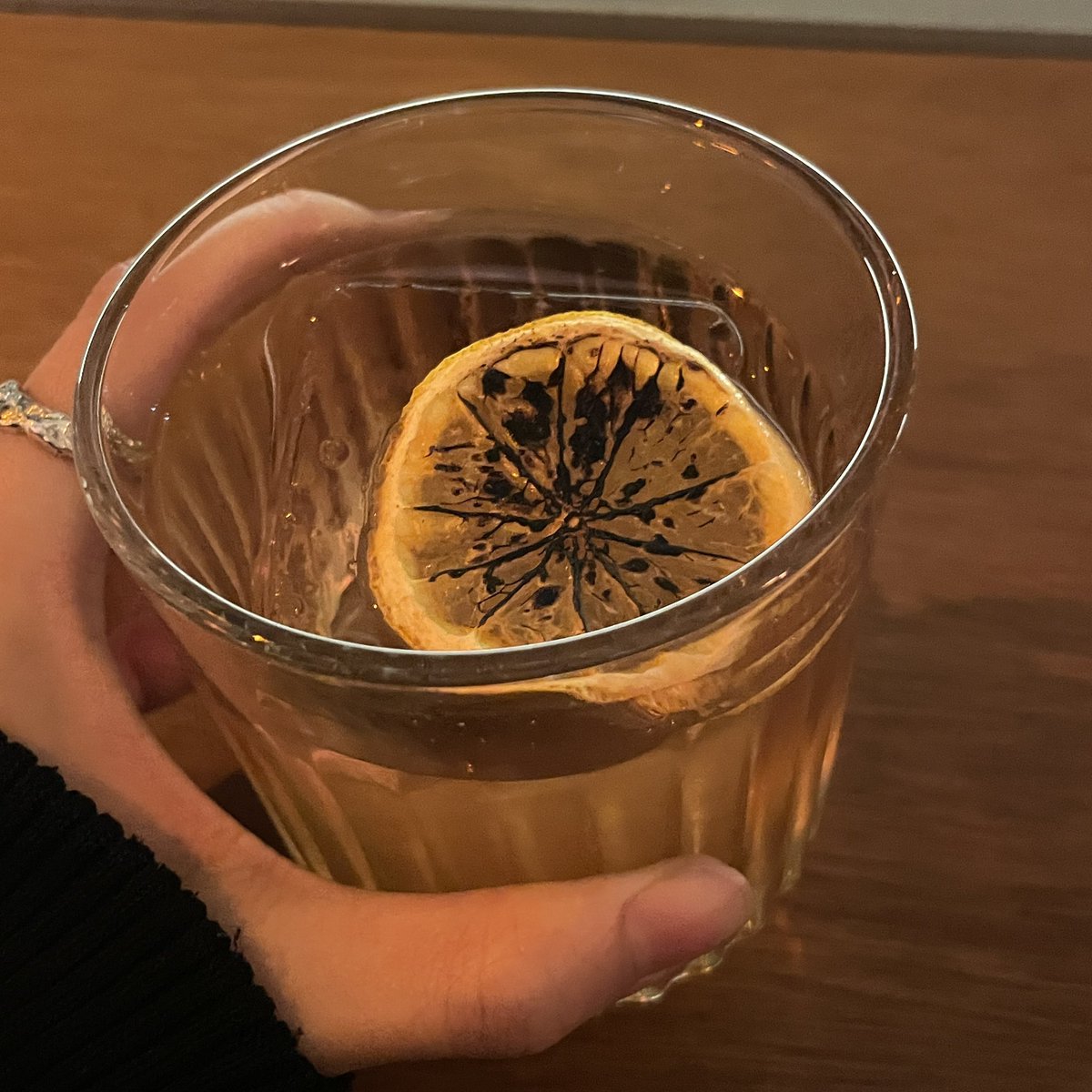 leeseo_q's tweet photo. 📍스누비

デートでもお友達でも1人でも行きやすい広安里のカフェ&amp;バー🍸(1回がバーで2階がカフェだった‼️)
お酒一緒に楽しめるスイーツもあってお店がとにかく可愛い💖そして何といってもクリスマスにもぴったり🎶
クリスマスシーズンに釜山行く方におすすめでふ🎄✨ https://t.co/AHBQzq1MY1