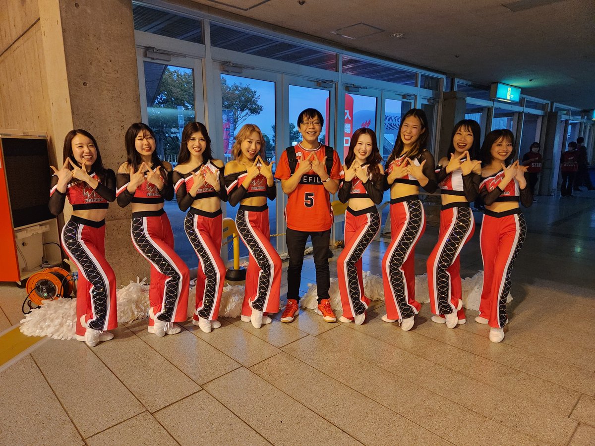 shonan_ubc_bsk's tweet photo. ウォルガ湘南ホーム開幕節で連勝🔥🔥
ウォルンとウォルミーと写真を撮れたので5・5連勤の疲れが(心のみ)一気に癒されました☺️
次節もWoooWOLGA🔥🐺
#ウォルガ湘南
#挑みきれ
#ウォルン
#WOLMEE https://t.co/SSTloNsLxl