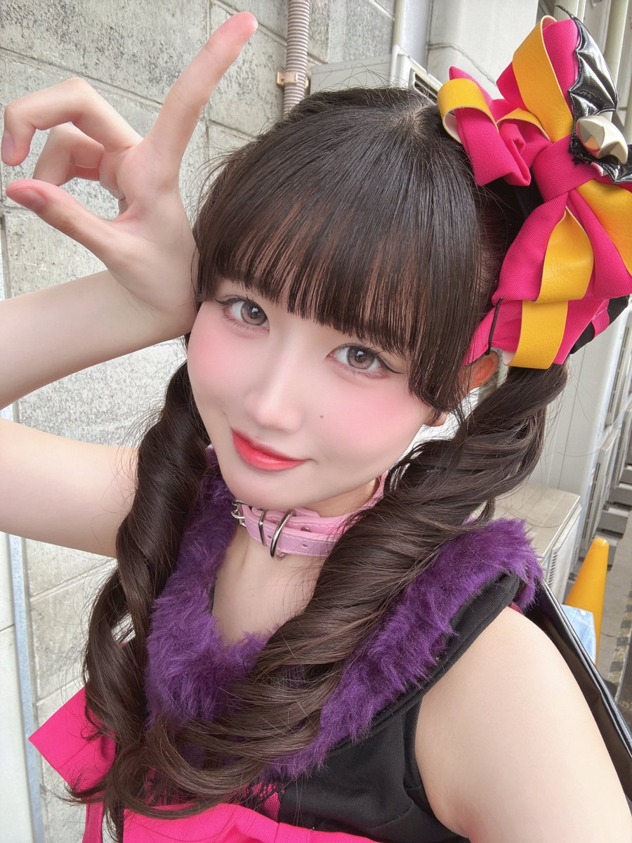 yagi_haruka's tweet photo. ☆しずおか大好き LIVE in  #しずおか大好きまつり☆
虹コン年少組ありがとうございました‼️🌈👶🏻

私八木遥叶は去年悔しくも出演出来なかったしずおか大好きまつり🤒
今年またこうして出演させていただけて、とってもとっても嬉しかったですﾆｮｵｵｫｫｵ！！！( ᵒ̴̶̷̥́ ⌑ ᵒ̴̶̷̣̥̀ )💖
会いに来てくれて、いっぱいいっぱい盛り上げてくれて、本当にありがとう❗️青色ペンライトに照らされた大好きなみんなのことが愛おしくて大好き！🩵🫶🏻
やっぱり年少組さんライブはユニットライブのようなドキドキ感があって、いつものライブとはまた別の楽しさがあるよﾈﾝ(*´ω｀*)

そしておばけちゃん衣装、びっくりしただろうそうだろう(꒪¯꒳​¯꒪)八木がデビルなのもびっくりしただろうそうだろう！！！(⃔ *`꒳´ * )⃕↝😈
ずっとやってみたかったコロネツインとピンクメイクにも初挑戦してみたﾖﾝ💕ζ(≧∨≦)ζ恐ろしいですか~？？(⃔ •̀ɷ•́ )⃕↝

静岡で待っていてくれたみんなも、静岡まで会いに来てくれたみんなも本当にありがとう！！！
静岡のことがもっともっと大好きになっちゃった(*ﾉωﾉ)またみんなで来られますように~！！！⟡.·*.🍵🏮