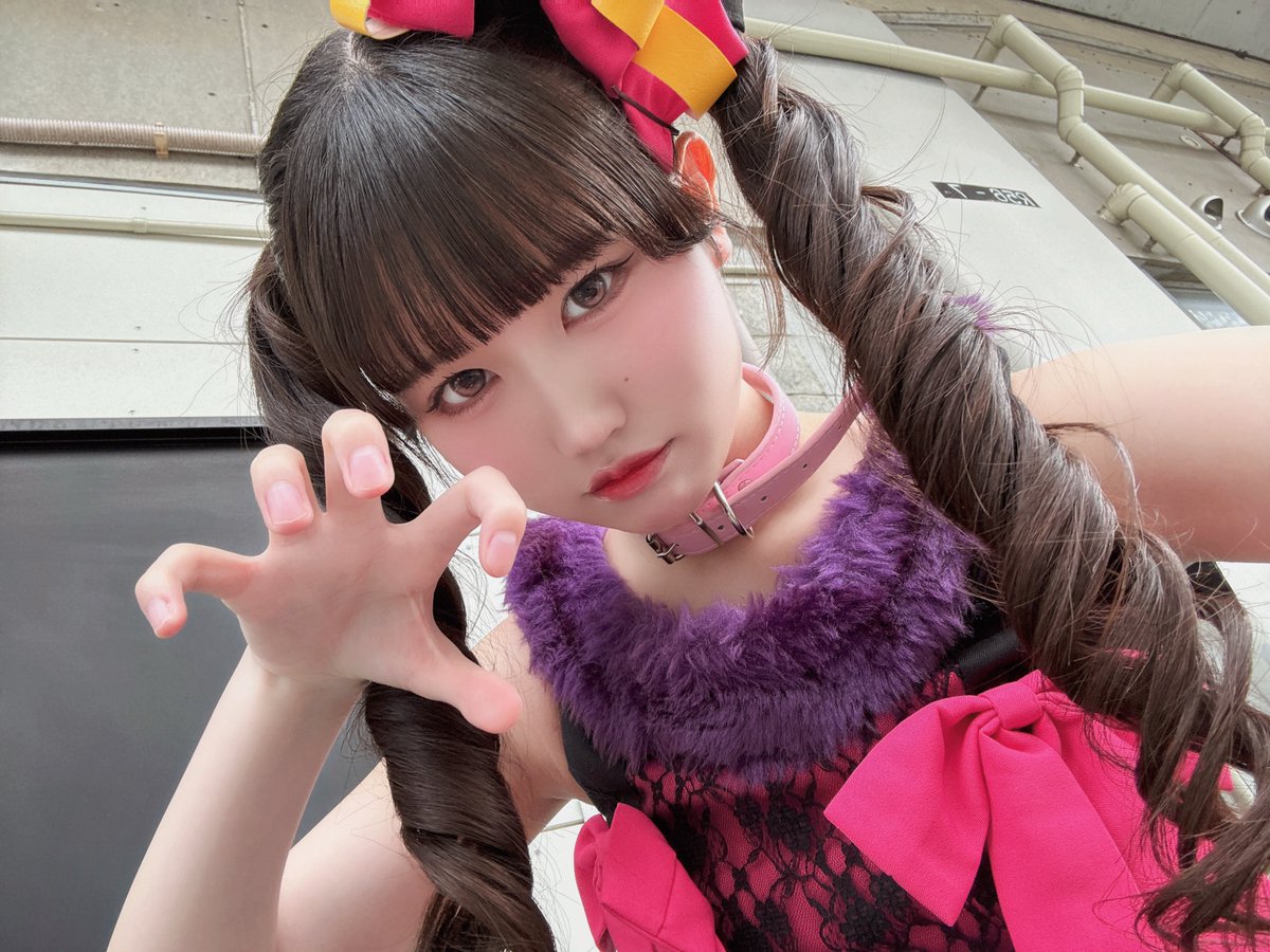 yagi_haruka's tweet photo. ☆しずおか大好き LIVE in  #しずおか大好きまつり☆
虹コン年少組ありがとうございました‼️🌈👶🏻

私八木遥叶は去年悔しくも出演出来なかったしずおか大好きまつり🤒
今年またこうして出演させていただけて、とってもとっても嬉しかったですﾆｮｵｵｫｫｵ！！！( ᵒ̴̶̷̥́ ⌑ ᵒ̴̶̷̣̥̀ )💖
会いに来てくれて、いっぱいいっぱい盛り上げてくれて、本当にありがとう❗️青色ペンライトに照らされた大好きなみんなのことが愛おしくて大好き！🩵🫶🏻
やっぱり年少組さんライブはユニットライブのようなドキドキ感があって、いつものライブとはまた別の楽しさがあるよﾈﾝ(*´ω｀*)

そしておばけちゃん衣装、びっくりしただろうそうだろう(꒪¯꒳​¯꒪)八木がデビルなのもびっくりしただろうそうだろう！！！(⃔ *`꒳´ * )⃕↝😈
ずっとやってみたかったコロネツインとピンクメイクにも初挑戦してみたﾖﾝ💕ζ(≧∨≦)ζ恐ろしいですか~？？(⃔ •̀ɷ•́ )⃕↝

静岡で待っていてくれたみんなも、静岡まで会いに来てくれたみんなも本当にありがとう！！！
静岡のことがもっともっと大好きになっちゃった(*ﾉωﾉ)またみんなで来られますように~！！！⟡.·*.🍵🏮