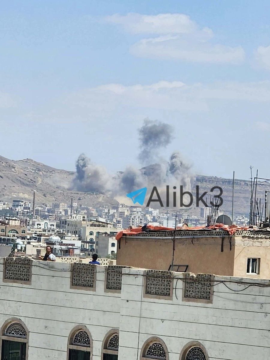 DD_Geopolitics's tweet photo. 🇸🇦🇾🇪 BREAKING: Saudi strikes pound Sanaa

Multiple explosions have hit Jabal al-Nahdain, the mountainous area overlooking the presidential palace in the Yemeni capital, with large columns of smoke rising above Sanaa.

The latest strikes come as Saudi air operations intensify across Yemen alongside heavy ground fighting in Taiz, where Ansarallah and Saudi-backed forces are battling across several fronts.