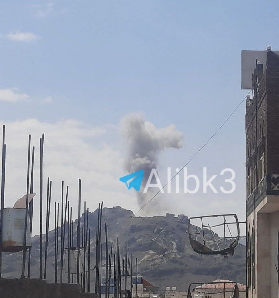 DD_Geopolitics's tweet photo. 🇸🇦🇾🇪 BREAKING: Saudi strikes pound Sanaa

Multiple explosions have hit Jabal al-Nahdain, the mountainous area overlooking the presidential palace in the Yemeni capital, with large columns of smoke rising above Sanaa.

The latest strikes come as Saudi air operations intensify across Yemen alongside heavy ground fighting in Taiz, where Ansarallah and Saudi-backed forces are battling across several fronts.