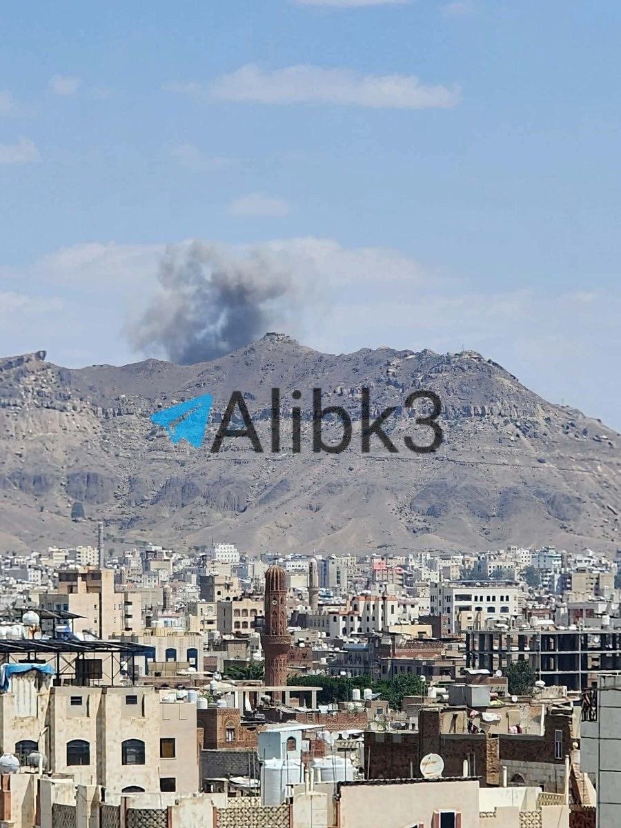 DD_Geopolitics's tweet photo. 🇸🇦🇾🇪 BREAKING: Saudi strikes pound Sanaa

Multiple explosions have hit Jabal al-Nahdain, the mountainous area overlooking the presidential palace in the Yemeni capital, with large columns of smoke rising above Sanaa.

The latest strikes come as Saudi air operations intensify across Yemen alongside heavy ground fighting in Taiz, where Ansarallah and Saudi-backed forces are battling across several fronts.