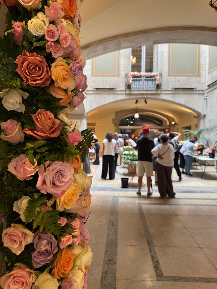 patrimonigencat's tweet photo. 🌹 El Palau Moja floreix amb la Festa del Roser!

Una cita plena de cultura, tradició i moltes flors que ens convida a redescobrir aquest edifici emblemàtic de La Rambla de Barcelona.

Fins a l’11 d’octubre! 👉 https://t.co/9oDXYmBq91 https://t.co/miRC3XWbj7