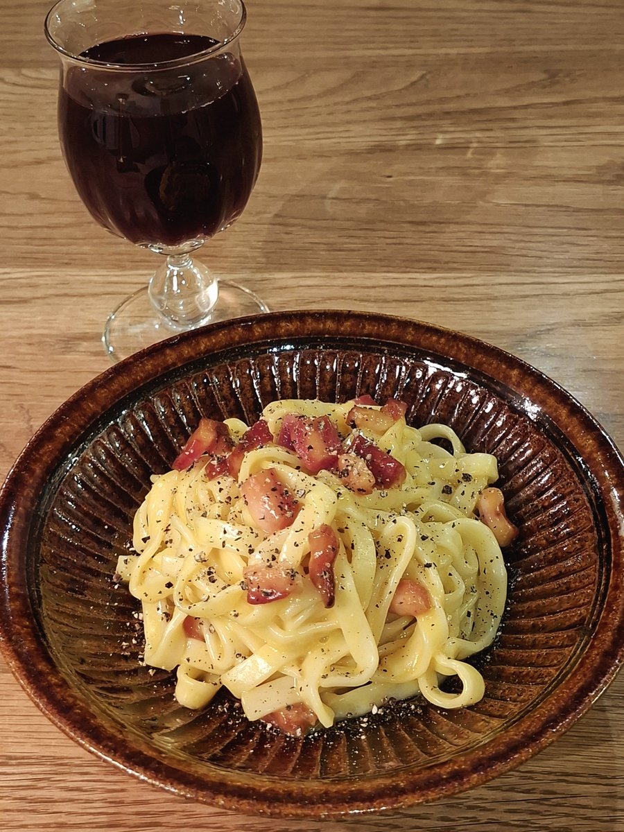_c_y_g's tweet photo. パスタで乾杯🍷
フィットチーネでカルボナーラ
 #晩酌  #おうちごはん https://t.co/e7ZitD4wEy