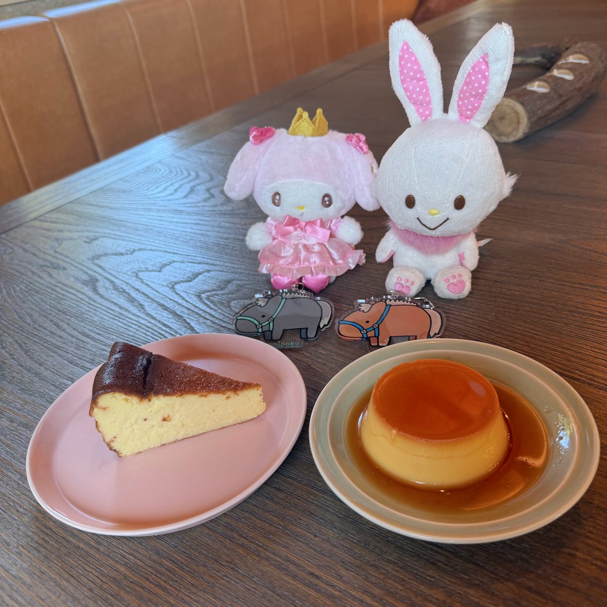 __mu83's tweet photo. 1枚目は今回のおひぼく旅行でいただいた物と、2〜3枚目はぽんぽんさんが連れて行ってくれたカフェの写真𓌉𓇋 https://t.co/XaHnV4AGuq