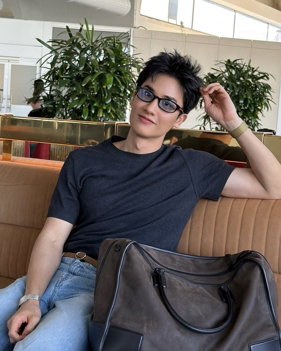 GMMTV's tweet photo. 時尚任務完成了 。。現在正要去找我的家人。

桑。。New。。我正要過去找你們哦。

เสร็จภารกิจแฟชั่นแล้ว…กำลังไปหาครอบครัวของผมนะครับ
ยัยซัง…นิว…ผมกำลังไปนะ 

#TayNewPolcasanFamilyTripinTaipei 
#GMMTV https://t.co/etydl3K8Ss