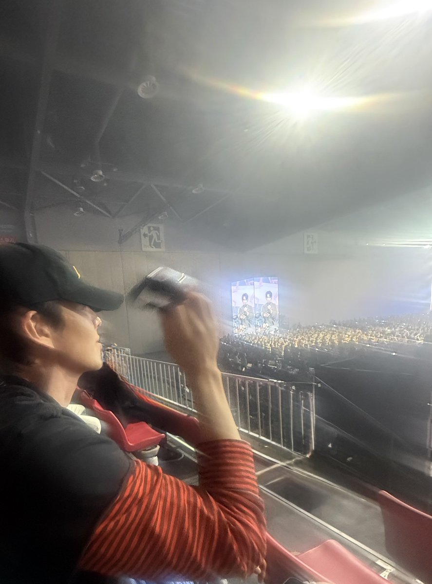 ddu_kyungsoo's tweet photo. 🦒i enjoyed it (kyungsoo's concert) so much but..
🦒 the man sat next to me had such bug arms, it was alil but uncomfortable 
🦒 *sent woobin pic 

WKWKKWKWKKWKWK https://t.co/9D4NQf4jBJ