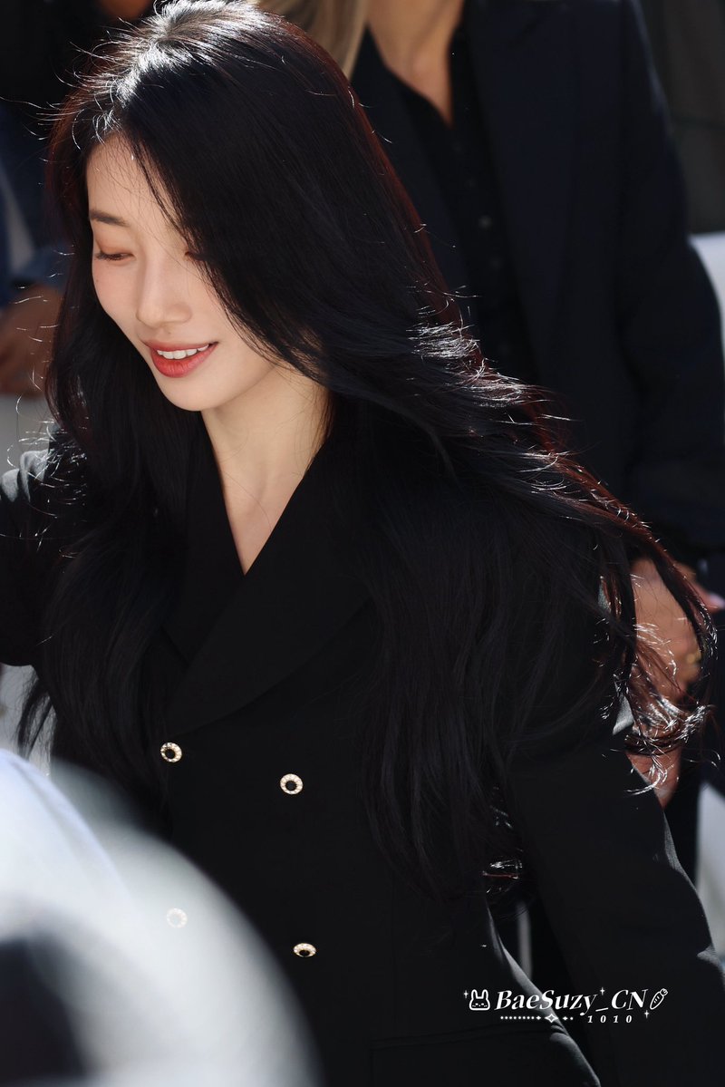 BaeSuzyCN1010's tweet photo. 261003 CELINE PARIS FASHION WEEK
🖤🖤🖤

#SuzyxCelineEte27 
#Suzy https://t.co/zlH2ECjFd4