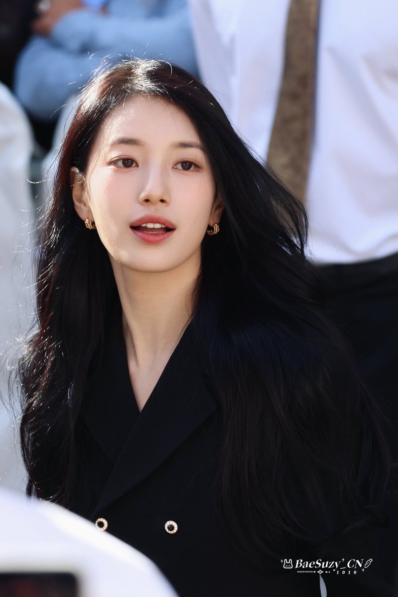 BaeSuzyCN1010's tweet photo. 261003 CELINE PARIS FASHION WEEK
🖤🖤🖤

#SuzyxCelineEte27 
#Suzy https://t.co/zlH2ECjFd4