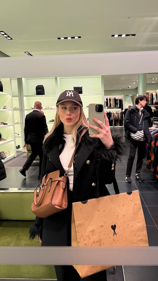 Lily2rt's tweet photo. It's the weekend shopping day!! how are you planning your weekend? https://t.co/LfdKV3Ryd2
