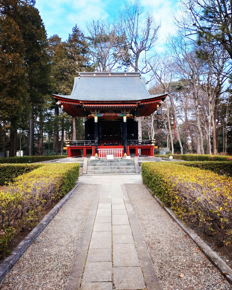 SakaeXIX's tweet photo. Le musée d’architecture en plein air d’Edo-Tokyo 

Situé à Koganei, à l’ouest de Tokyo, le musée rassemble des bâtiments historiques déplacés et restaurés afin de préserver l’architecture et le mode de vie du Japon à travers les siècles.

Voici quelques-uns des édifices découverts lors de cette visite.

Le Mausolée de l’ancien Jishō-in

Construit en 1652 par Chiyohime, épouse principale de Tokugawa Mitsutomo, seigneur du domaine d’Owari, ce mausolée fut édifié pour honorer la mémoire de sa mère, Ofuri-no-kata.

Cette dernière était une concubine de Tokugawa Iemitsu, troisième shogun du shogunat Tokugawa.

Fukuchō, Shinjuku-ku
1652, 5e année de l’ère Keian

※ Désigné comme bien culturel matériel par la préfecture de Tokyo.