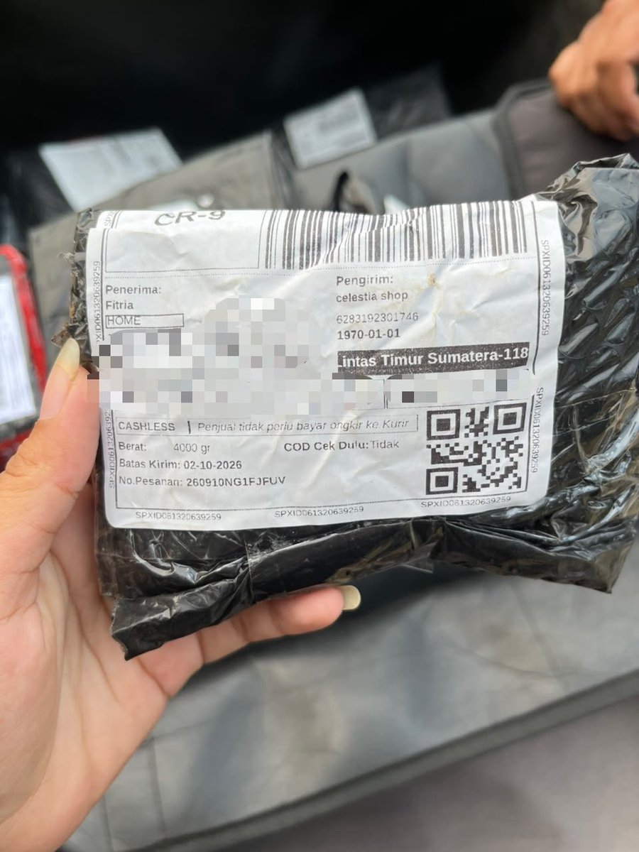Herfameilia01's tweet photo. demi apapun aku lemes banget.. paket di ganti batu sama kurir spx.. padahal nama produk gaada unsur kpop nya.. tapi kenapa sanggup kurirnya ambil.. harusnya ada 10 pb biu dan 1 tc jnjm tapi malah diganti batu.. 
@ShopeeID @ShopeeXpress https://t.co/G7F8ZkVfIz