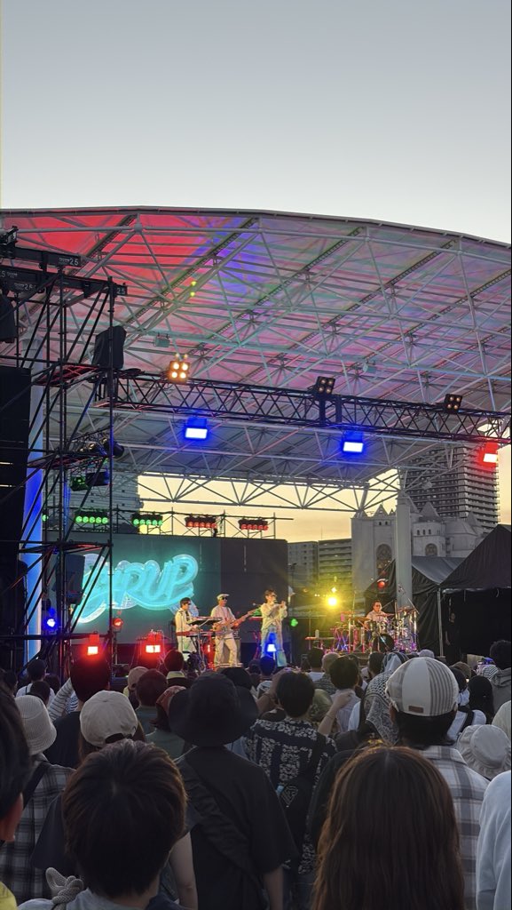 eri_loves_her's tweet photo. くそったれ政治にtiredとしっかり言及してくれるSIRUPの音楽にみんなで揺られて最高の夕暮れだった https://t.co/x3rdiUrpO6