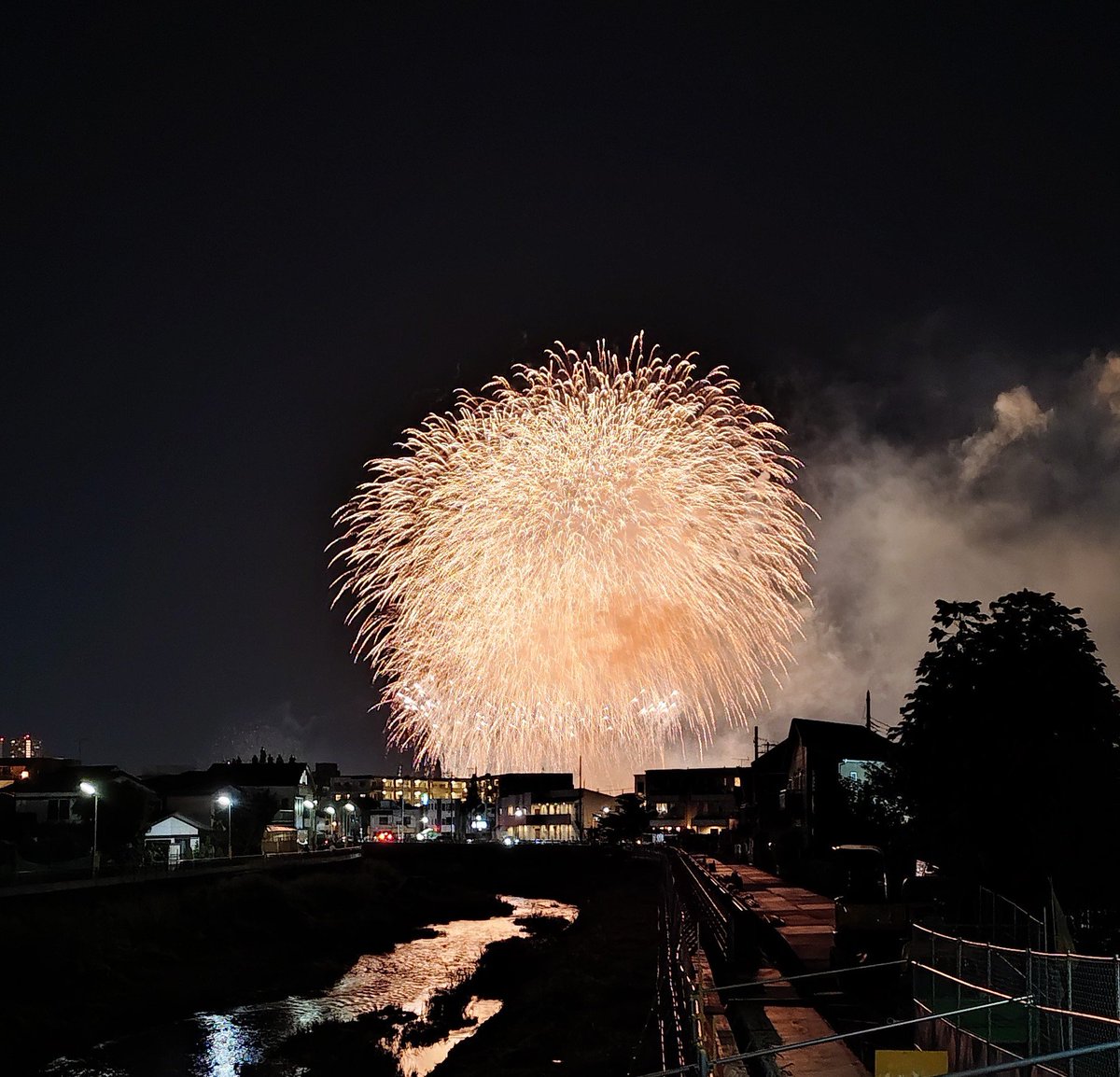 megasne's tweet photo. 久しぶりの晴れた花火大会♪子どもから大人まで大歓声でたのしゅうございました✨最後はみんなで拍手👏👏👏👏👏 https://t.co/TUvbntlHQF