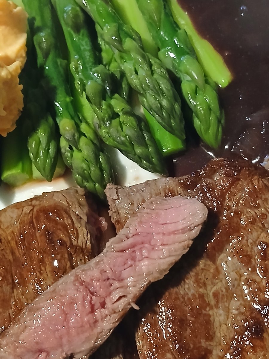 JayneMMW's tweet photo. Seering is not great this week Didn't have it out in the fridge for long enough.

ASPARAGUS
* Cut an inch off the ends
* Peel ends
* Do not salt water (makes them soggy)
* Bring to a rolling boil
* Throw them in for exactly three minutes
* Melt butter across the top https://t.co/kkHyu8G2Ho