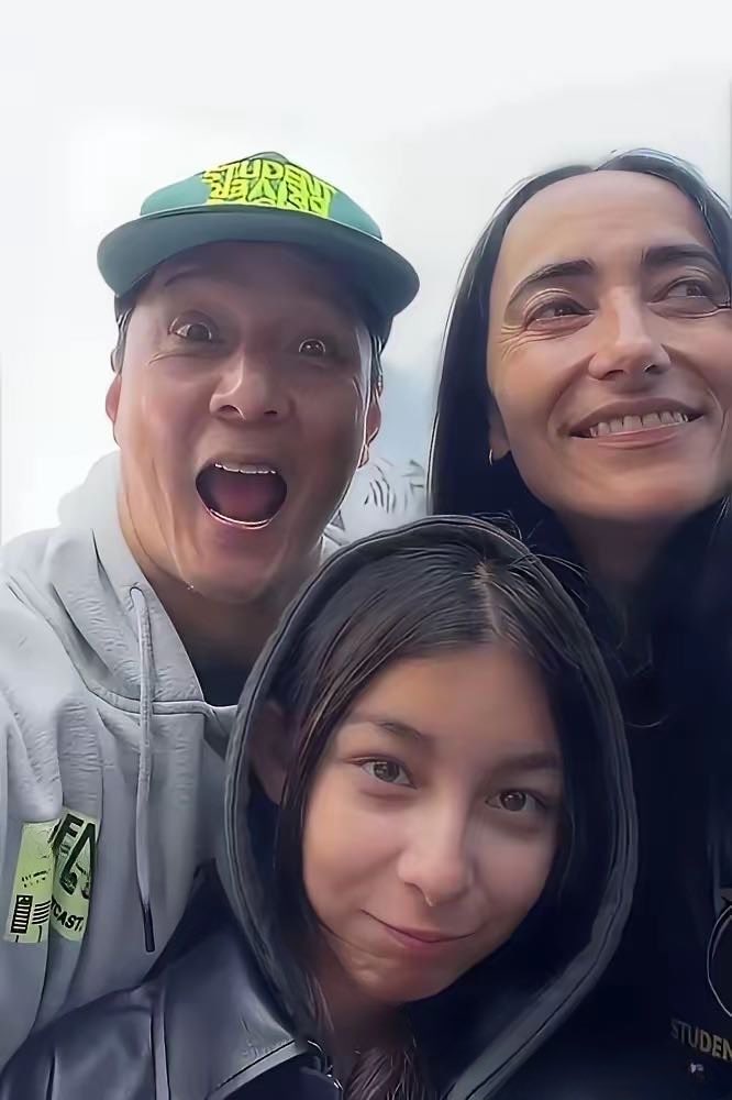 VicentYip's tweet photo. 吴彦祖说他十年都没碰过老婆了，开始我还不相信，但是看到吴彦祖老婆的照片后，我就深信不疑了，估计很多不知道的人还以为吴彦祖的老婆是他的兄弟呢。 https://t.co/UYAjt2PqYK
