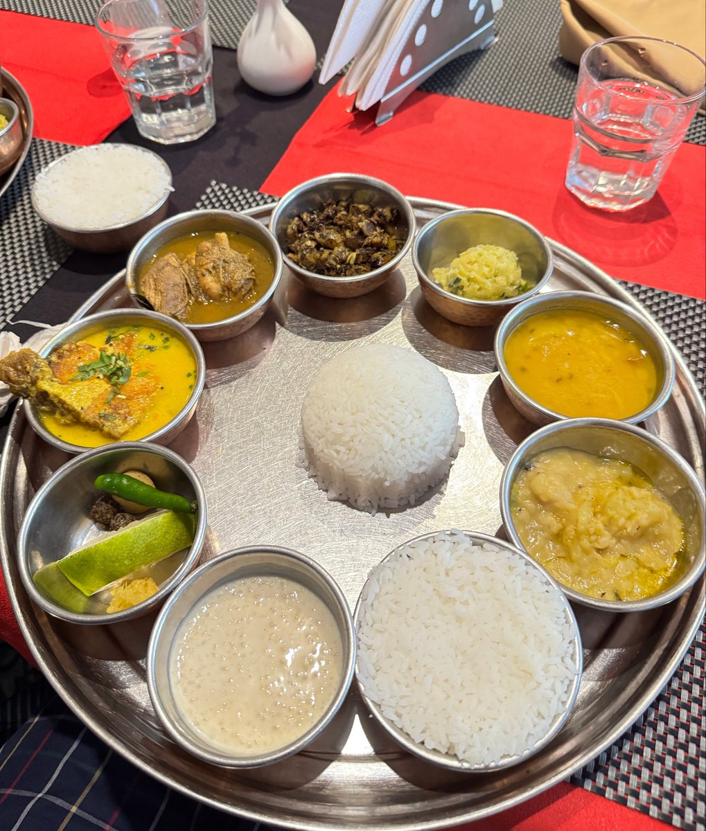 rapperliftsbars's tweet photo. Assamese non-veg thali at Paradise Restaurant, Guwahati. 

Always impressive. Always classic https://t.co/gGlnKpLSHI