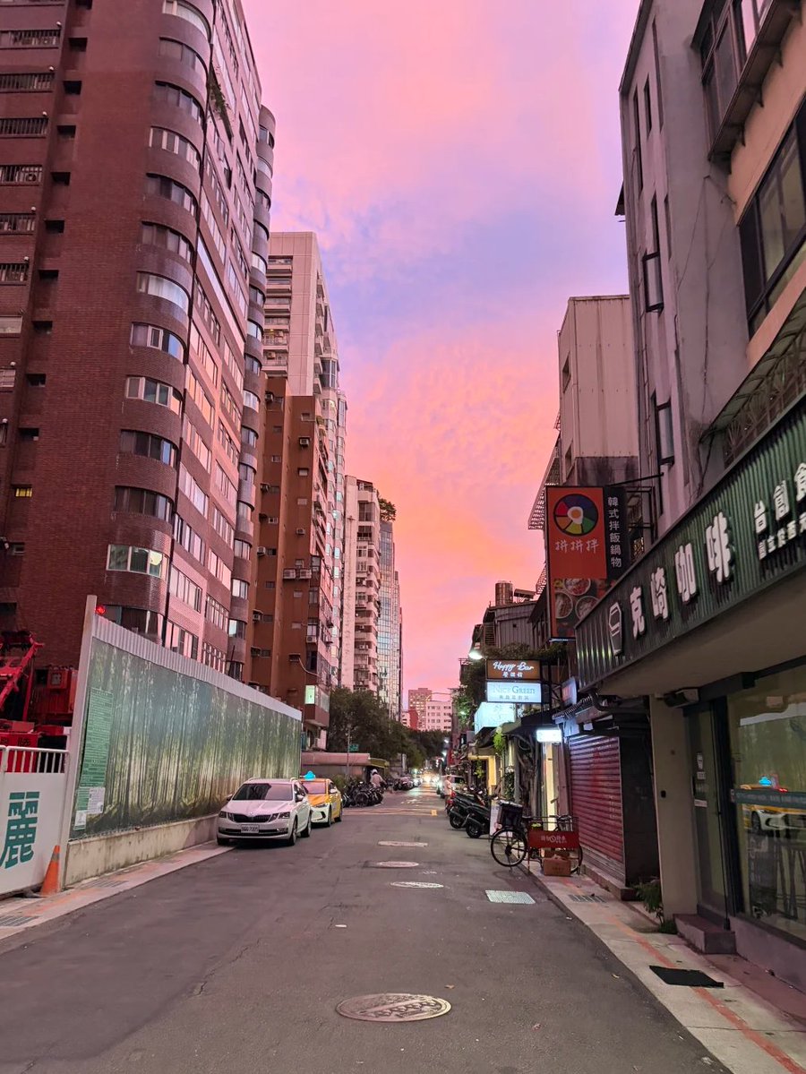 paulaleivall's tweet photo. They say the more beautiful the sunset glow, the stronger the typhoon; I never expected a casual snapshot to turn out this stunning https://t.co/mHUtYsfAdo