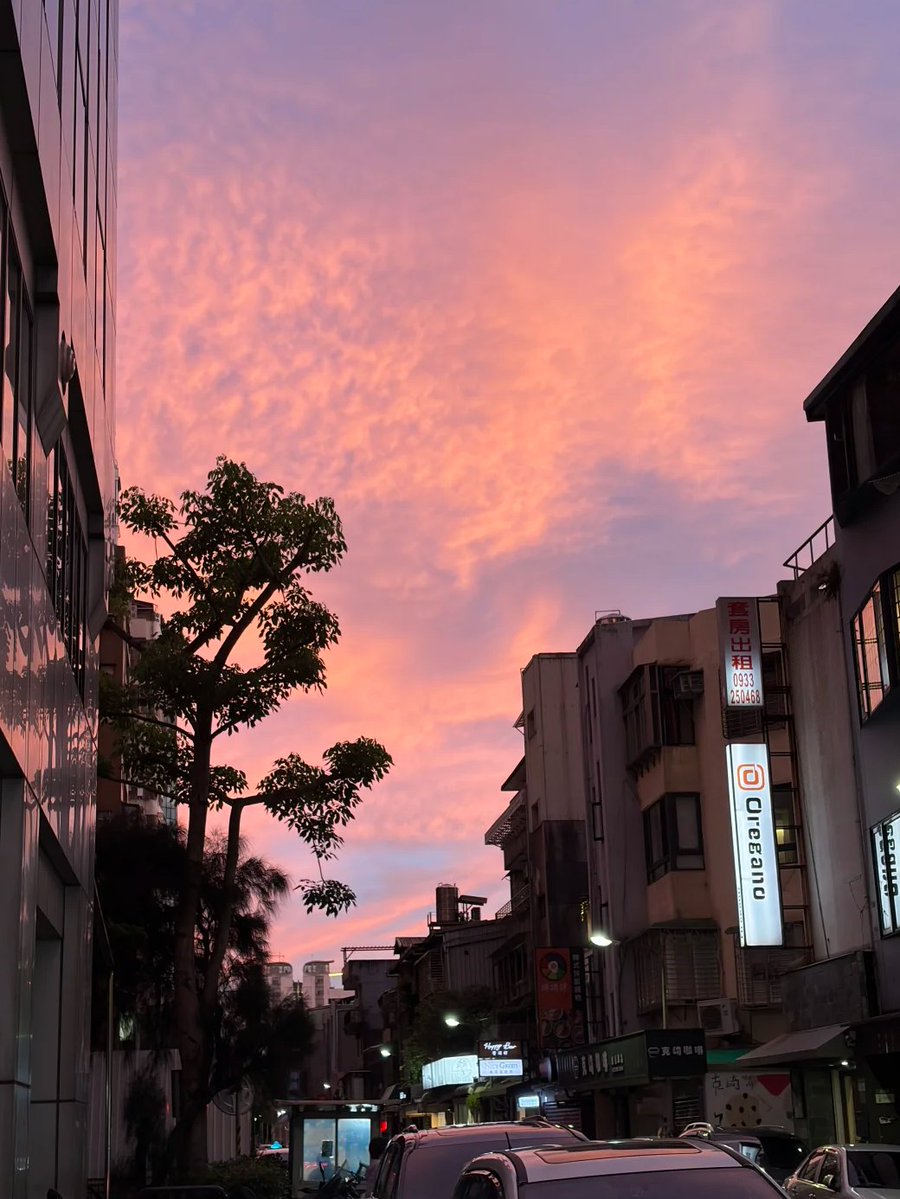 paulaleivall's tweet photo. They say the more beautiful the sunset glow, the stronger the typhoon; I never expected a casual snapshot to turn out this stunning https://t.co/mHUtYsfAdo