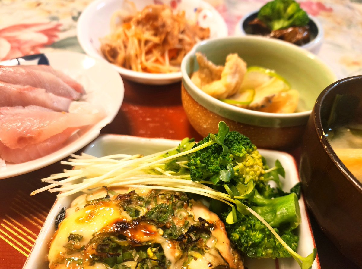 kyosakura0820's tweet photo. ～　今日の　京の　お夕はん　～
帰ったら　
待ちかねてて👨‍🎓💢😡⚡

ささっと20分💦
お待たせ～🥰🌸

かじきの九条ねぎのっけ焼き
おつくり　つばす
鯛の南蛮漬け　作り置き🌸
もやし🥕とぶたの炒めたん
鶏肝たいたん　こちらも作り置き🌸
お味噌汁

いろいろ　食べましょ🥰

週末ごゆっくり🌸 https://t.co/dT4mL7OZIw