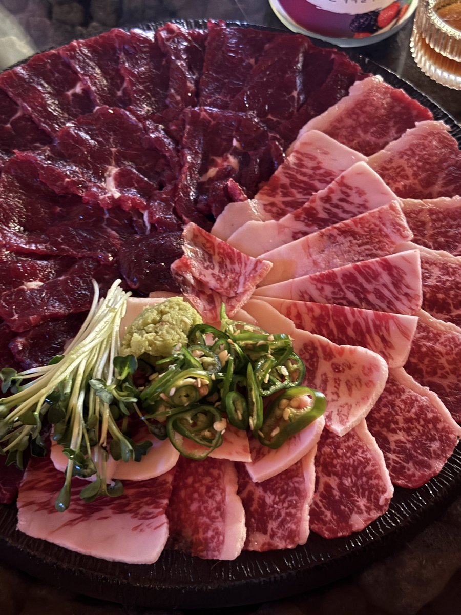 pinkwgreen's tweet photo. 혜화에서 육회 드실 분
제발 여기서 드세요 차돌박이 기름기미쳣고 뭉티기 개쫀딕쫀딕함 사진엔없지만 이렇게 신선한 식당육회 처음먹어봤음….  고기+와사비+장아찌 삼합으로 드셔보셈 술이ㄹㅇ 술술넘어감 
📍혜화 나르 https://t.co/Unc9la0xV2