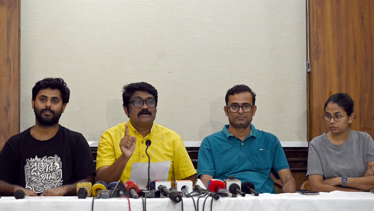 aishe_ghosh's tweet photo. Press Conference jointly held by SFI -DYFI today at Press Club at New Delhi.

1) Immediately sit with like minded student-youth organisations to plan ahead regarding the demand for Gyanesh Kumar's resignation.

2) Mobilise in large numbers for a march to Jantar Mantar on the 10th October.

Gyanesh Kumar Must Go !