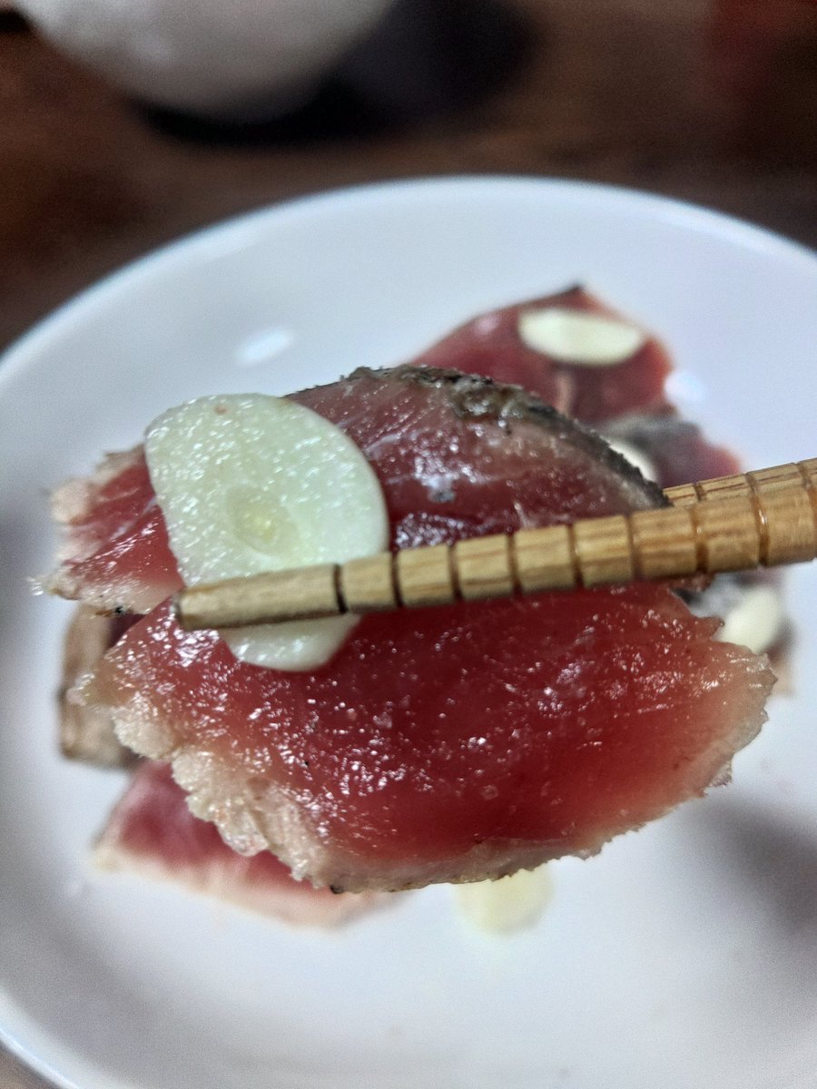 osakana0328's tweet photo. 帰宅💪
ツマミは鰹と鯵南蛮
最近、鰹のタタキを塩で
食べるのにプチはまり中 https://t.co/Qe6Ldn8wnQ