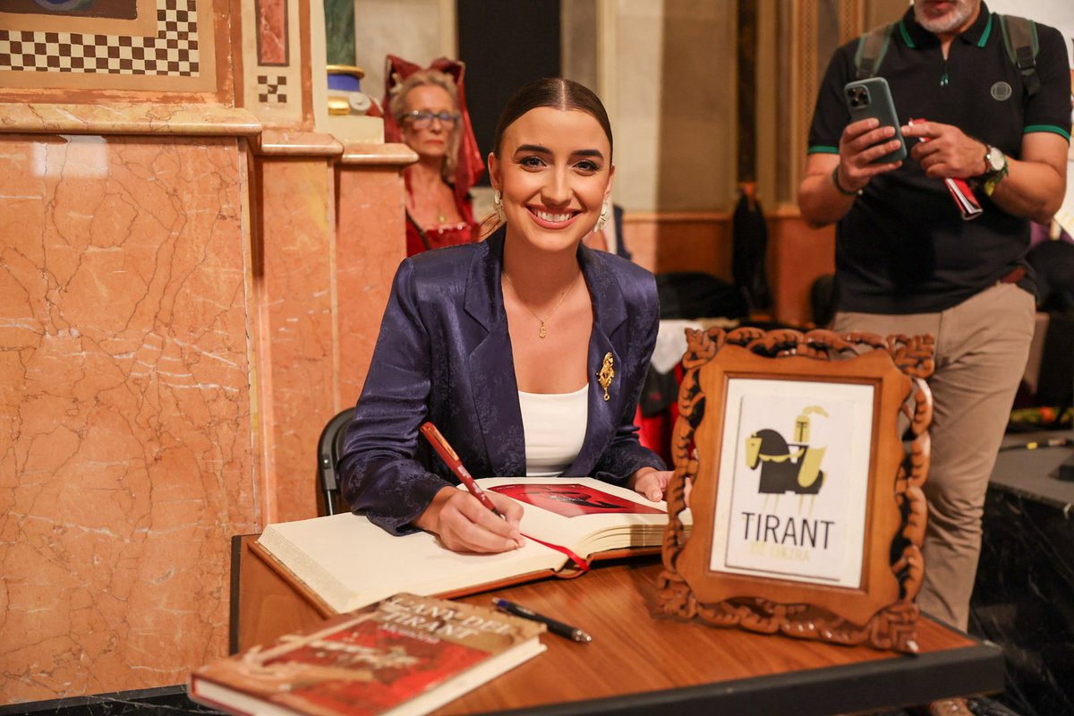 JCF_Valencia's tweet photo. 📖 La falla @najordana ha donat inici a una nova edició del Tirant de Lletra amb l’acte inaugural celebrat al Centre Cultural @La_Beneficencia .

👑 La Fallera Major de València, Carmen Prades Gil, ha volgut acompanyar a la comissió en esta cita tan especial i ha participat en l’inici de la lectura del Tirant lo Blanc.

✨ Amb este acte, arranca una nova setmana dedicada a la literatura valenciana, la cultura i la festa fallera, posant en valor les nostres tradicions i la participació ciutadana.

📸 @Fotofilmax