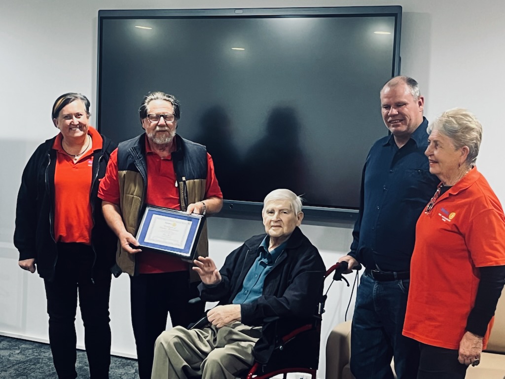 RotaryPMQWest's tweet photo. We recently visited Garden Village Port Macquarie to spend time with our Charter Member, Reg Fowler, and present him with his Charter Certificate and Pin 🎖, recognising an incredible 55 years of Rotary membership.

Congratulations Reg on this remarkable milestone! 

#rotary https://t.co/kbPn6tJPTr