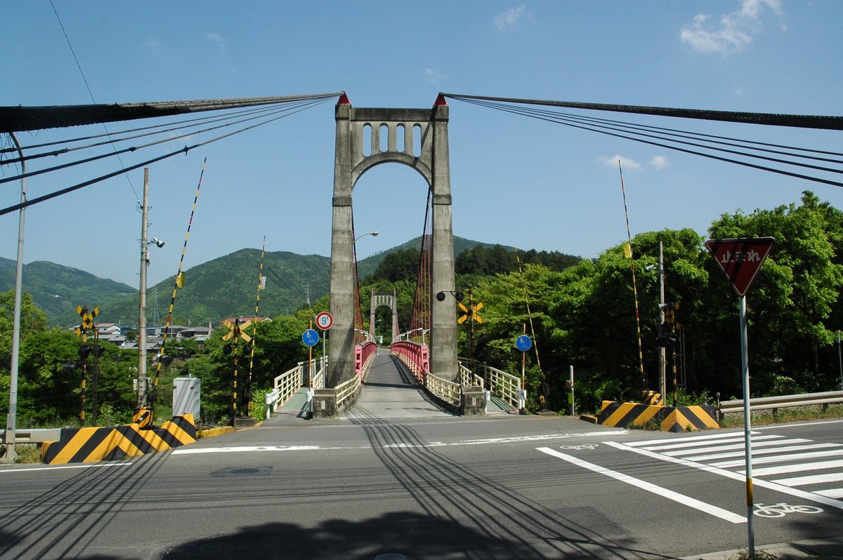 koridentetsu's tweet photo. #びっくり道路選手権2026
吊橋のケーブルが線路またぎ https://t.co/D0bdWz0q7Z