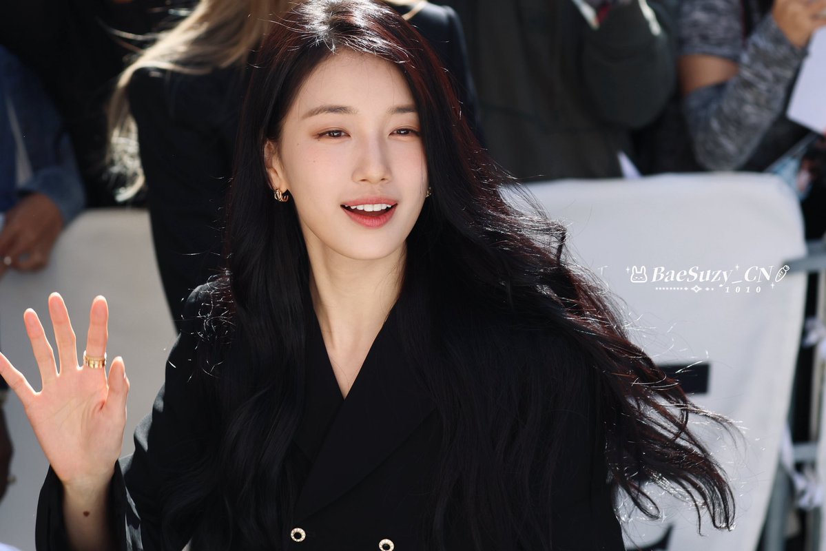 seori_ri_ri's tweet photo. 얘들아 2026 가을 파리 수지 또 찢으셨다 https://t.co/dxGnHs4Tol