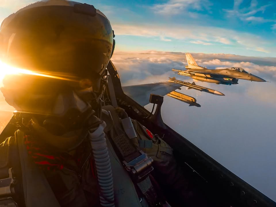 GoProJP's tweet photo. 一枚では足りない、土曜の写真まとめ
鳥の目線で見る、空の絶景 🦅

🪽 Dylan Bressart
🪽 Piotr Parczewski
🪽 Sergio Sosa
🪽 Eder Espejo

お得なセットやキャンペーンはここから 🛒
https://t.co/RvUuviNWKb https://t.co/D1jOvrV7iH