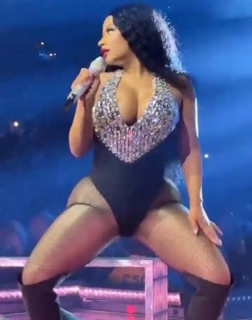 THUGGABEY's tweet photo. She looks like a tooth. LMFAO https://t.co/IYGJ9Sz6WH