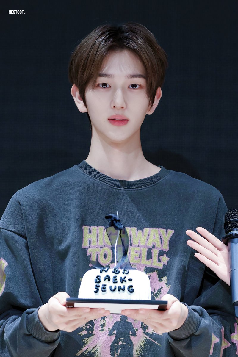 nestoct05's tweet photo. 261003 프롬스토어

🩵🎂

#이펙스 #EPEX #백승 #BAEKSEUNG https://t.co/vfbrMko9kA