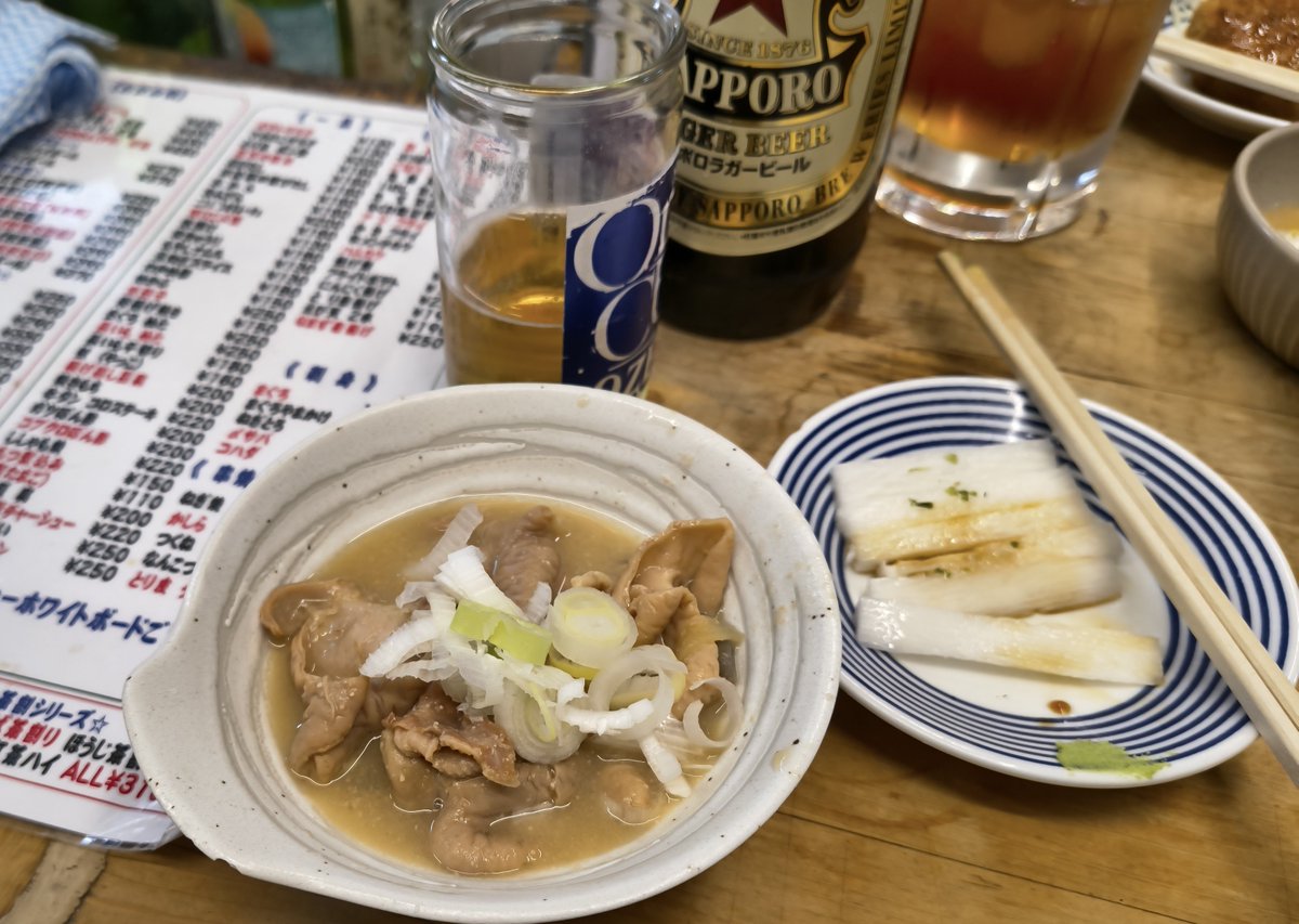 gurumeraidaa's tweet photo. いこい本店に行ってきました。
モツ煮、長芋千切り、豚バラ肉串、つくね、大瓶２本で1,980円でした。
東京なのに安い！
#いこい本店 #赤羽 #せんべろ #立ち飲み #大衆酒場 #東京グルメ #モツ煮 https://t.co/XlpuvgPkNF