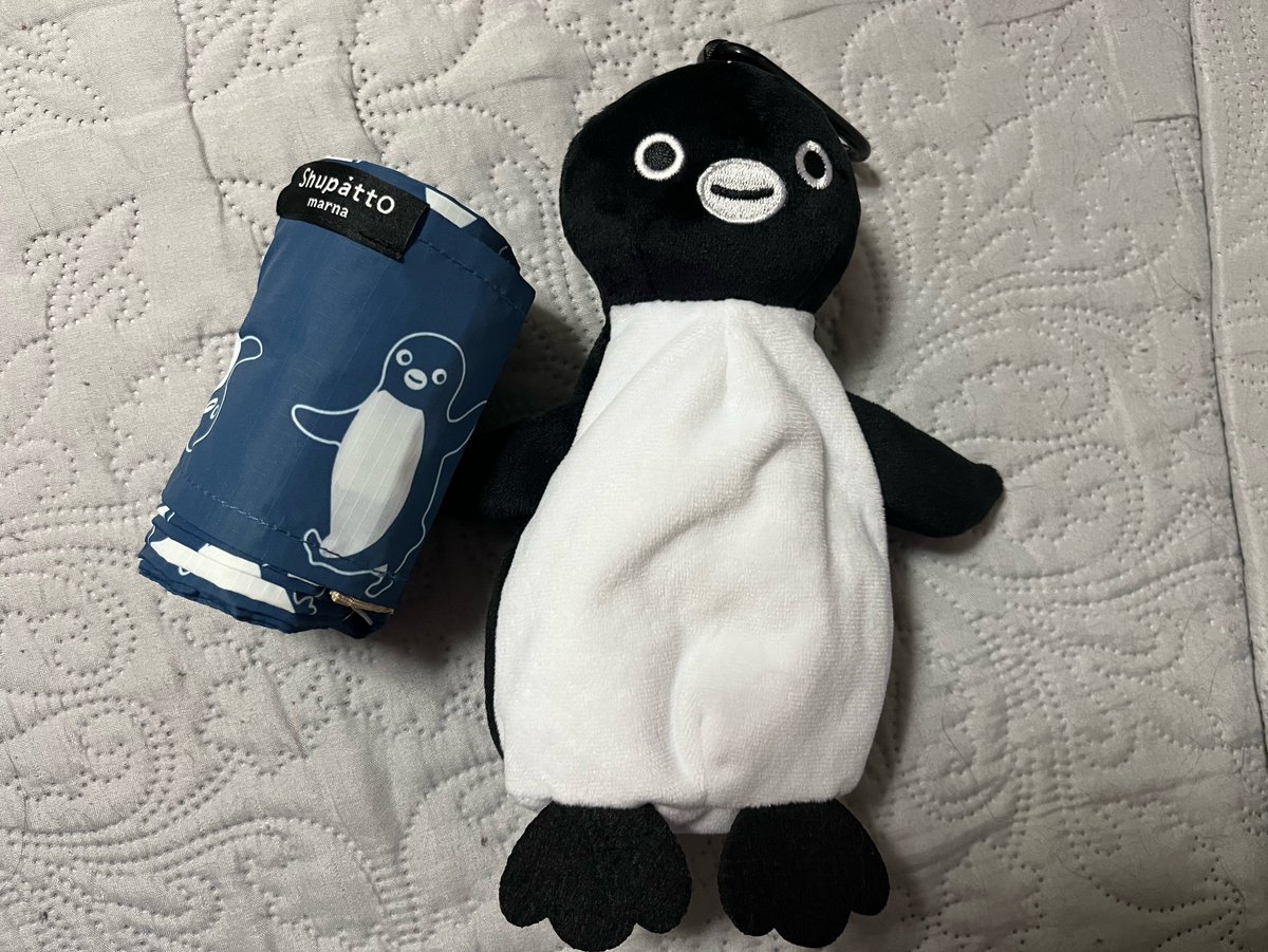 yuki10monkey's tweet photo. オレンジページのSuicaペンギン　出遅れた！もう無いだろうなって近所のセブンに行ったら一冊だけ残ってた。エコバッグと一体型じゃないのね。確かにマチありなので良きだけど、思ったより大きいからSuicaペンギンのシュパットエコバッグ入らないかしら？って思って頑張って入れてみた。なんとか入った https://t.co/SaBEEbgQOa