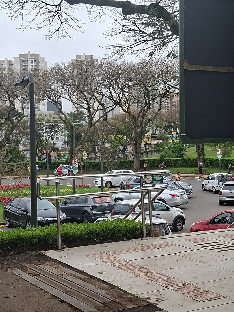 vampplua's tweet photo. Infelizes tds esses que estao correndo essa hora da manha sendo q eu to aqui quase q obrigada https://t.co/37yrVVCeKj