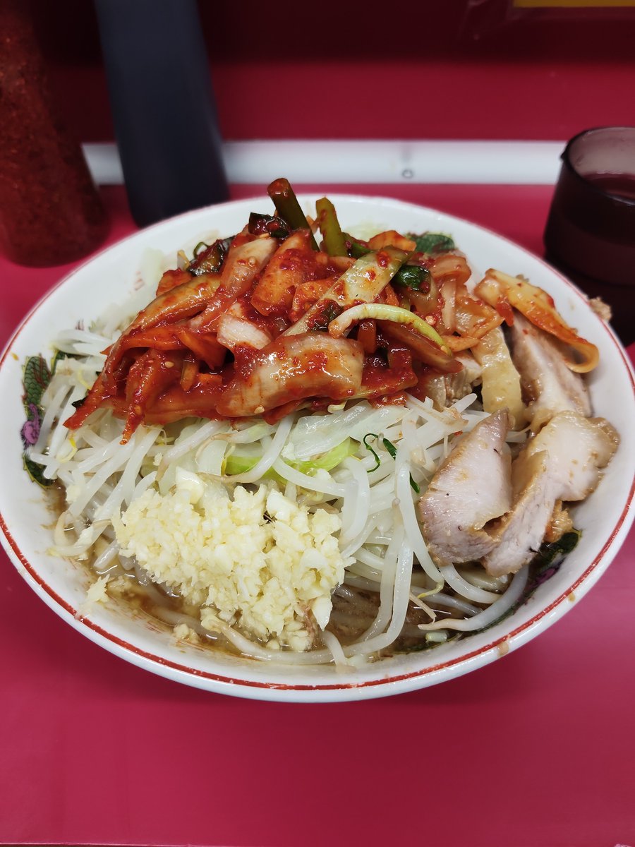 zweimiso's tweet photo. ラーメン二郎 湘南藤沢店
ラーメン+SUPERキムチ、コール「ニンニク」

SUPERキムチをトッピングでヤサイがもりもり進む、これマストだわ

今日の豚はホロホロで、まさに神豚！
酸味のあるスープは乳化寄りで甘かった
このブレこそ二郎の醍醐味 https://t.co/nYqoMMKLgH