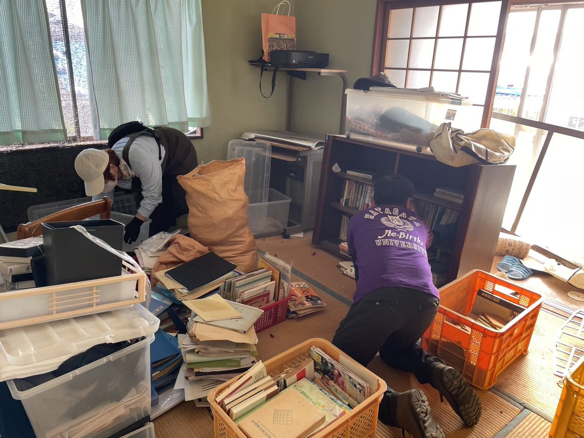 jishuren_kuma's tweet photo. 【#令和8年熊本地震】
おはようございます。今日は新規のお宅からスタートです。2階から沢山の本を中心に荷物を運び出し、仕分けをしながら軽トラへ詰め込みます。今回も　#セイブザヒロシマ　から一名参加いただいています。ありがとうございます！
#宇城市松橋
#幡再
#STH
#九州自主練 https://t.co/bcAx50DAV0