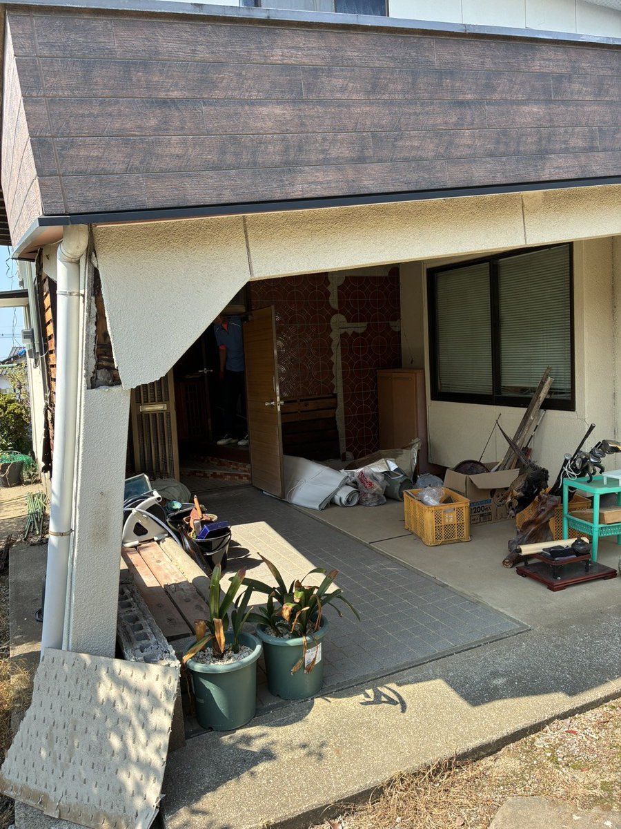 jishuren_kuma's tweet photo. 【#令和8年熊本地震】
おはようございます。今日は新規のお宅からスタートです。2階から沢山の本を中心に荷物を運び出し、仕分けをしながら軽トラへ詰め込みます。今回も　#セイブザヒロシマ　から一名参加いただいています。ありがとうございます！
#宇城市松橋
#幡再
#STH
#九州自主練 https://t.co/bcAx50DAV0