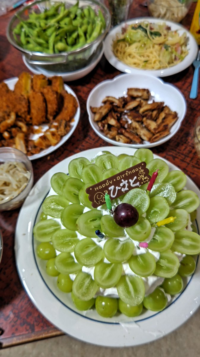 rockakiko's tweet photo. 本日我が家の次男の誕生日です🌱💚

✨夕飯リクエスト✨
シャインマスカットケーキ（手作り）
ヤゲン軟骨焼き
枝豆
もやしの中華サラダ
ママのペペロンチーノ
こどもビール🍺

末広りの８歳になりました✨
プラモデルと荒井芽依推しで華凜ちゃん好きのLINKL PLANET愛ひーちゃんです

#誕生日 https://t.co/fx5Xp58D4e