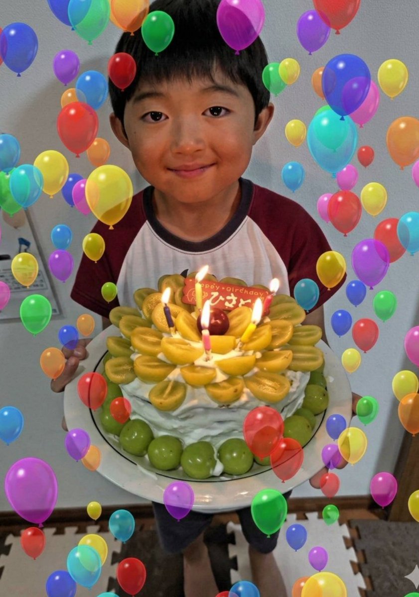 rockakiko's tweet photo. 本日我が家の次男の誕生日です🌱💚

✨夕飯リクエスト✨
シャインマスカットケーキ（手作り）
ヤゲン軟骨焼き
枝豆
もやしの中華サラダ
ママのペペロンチーノ
こどもビール🍺

末広りの８歳になりました✨
プラモデルと荒井芽依推しで華凜ちゃん好きのLINKL PLANET愛ひーちゃんです

#誕生日 https://t.co/fx5Xp58D4e