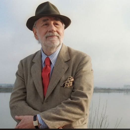 KateriSeraphina's tweet photo. Très beau texte de Philippe Noiret sur la vieillesse :
"Il me semble qu'ils fabriquent des escaliers plus durs qu'autrefois. Les marches sont plus hautes, il y en a davantage. En tout cas, il est plus difficile de monter deux marches à la fois. Aujourd'hui, je ne peux en prendre qu'une seule.
A noter aussi les petits caractères d'imprimerie qu'ils utilisent maintenant. Les journaux s'éloignent de plus en plus de moi quand je les lis : je dois loucher pour y parvenir. L'autre jour, il m'a presque fallu sortir de la cabine téléphonique pour lire les chiffres inscrits sur les fentes à sous.
Il est ridicule de suggérer qu'une personne de mon âge ait besoin de lunettes, mais la seule autre façon pour moi de savoir les nouvelles est de me les faire lire à haute voix - ce qui ne me satisfait guère, car de nos jours les gens parlent si bas que je ne les entends pas très bien.
Tout est plus éloigné. La distance de ma maison à la gare a doublé, et ils ont ajouté une colline que je n'avais jamais remarquée avant.
En outre, les trains partent plus tôt. J'ai perdu l'habitude de courir pour les attraper, étant donné qu'ils démarrent un peu plus tôt, quand j'arrive.
Ils ne prennent pas non plus la même étoffe pour les costumes. Tous mes costumes ont tendance à rétrécir, surtout à la taille.
Leurs lacets de chaussures aussi sont plus difficiles à atteindre.
Le temps lui-même, change. Il fait froid l'hiver, les étés sont plus chauds. Je voyagerais, si cela n'était pas aussi loin. La neige est plus lourde quand j'essaie de la déblayer. Les courants d'air sont plus forts. Cela doit venir de la façon dont ils fabriquent les fenêtres aujourd'hui.
Les gens sont plus jeunes qu'ils n'étaient quand j'avais leur âge.
Je suis allé récemment à une réunion d'anciens de mon université, et j'ai été choqué de voir quels bébés ils admettent comme étudiants. Il faut reconnaître qu'ils ont l'air plus poli que nous ne l'étions ; plusieurs d'entre eux m'ont appelé monsieur ; il y en a un qui s'est offert à m'aider pour traverser la rue.
Phénomène parallèle : les gens de mon âge sont plus vieux que moi. Je me rends bien compte que ma génération approche de ce que l'on est convenu d'appeler un certain âge, mais est-ce une raison pour que mes camarades de classe avancent en trébuchant dans un état de sénilité avancée ?
Au bar de l'université, ce soir-là, j'ai rencontré un camarade. Il avait tellement changé qu'il ne m'a pas reconnu."