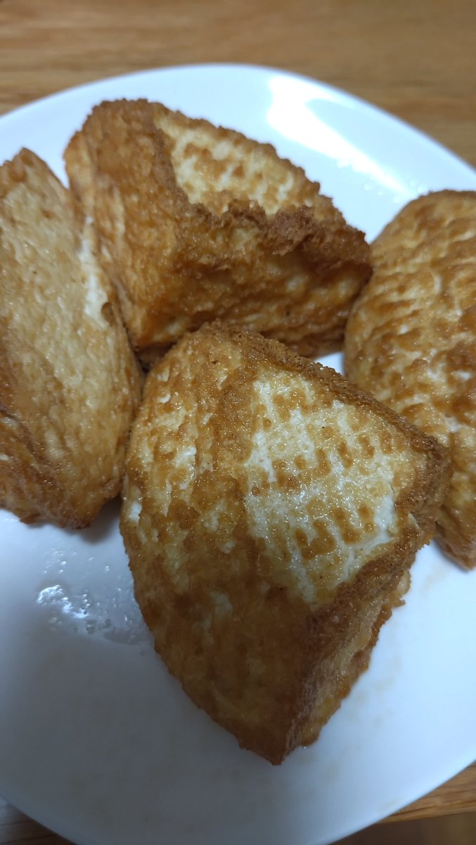 tko100107's tweet photo. 三原豆腐店の「まぼろしの厚揚」を今夜のおかずに追加しました。
本当においしかったです！
​香ばしい衣の奥から広がる大豆の甘みとクリーミーな感じが格別でした。
筋トレ後の身体にも優しく、良質なタンパク質がしっかりチャージできました。
​#晩ごはん #夕飯 #三原豆腐店 #厚揚げ #おつまみ #筋トレ #タンパク質補給 #日常記録