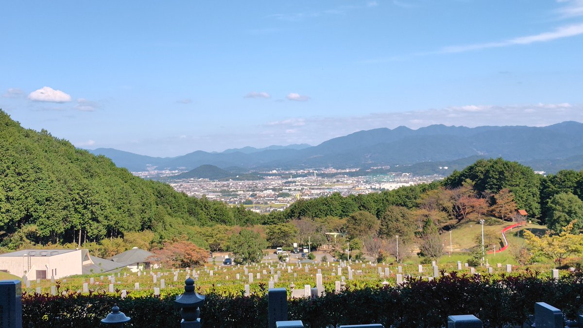 Haradaiko_1970's tweet photo. 母の命日なので絶景お墓参り
そこから近所の梅乃宿さんで新製品のあらごしいちごを購入

この赤色は照明よりお天道さまの下の方が映えますな https://t.co/lgaKqK2MvM