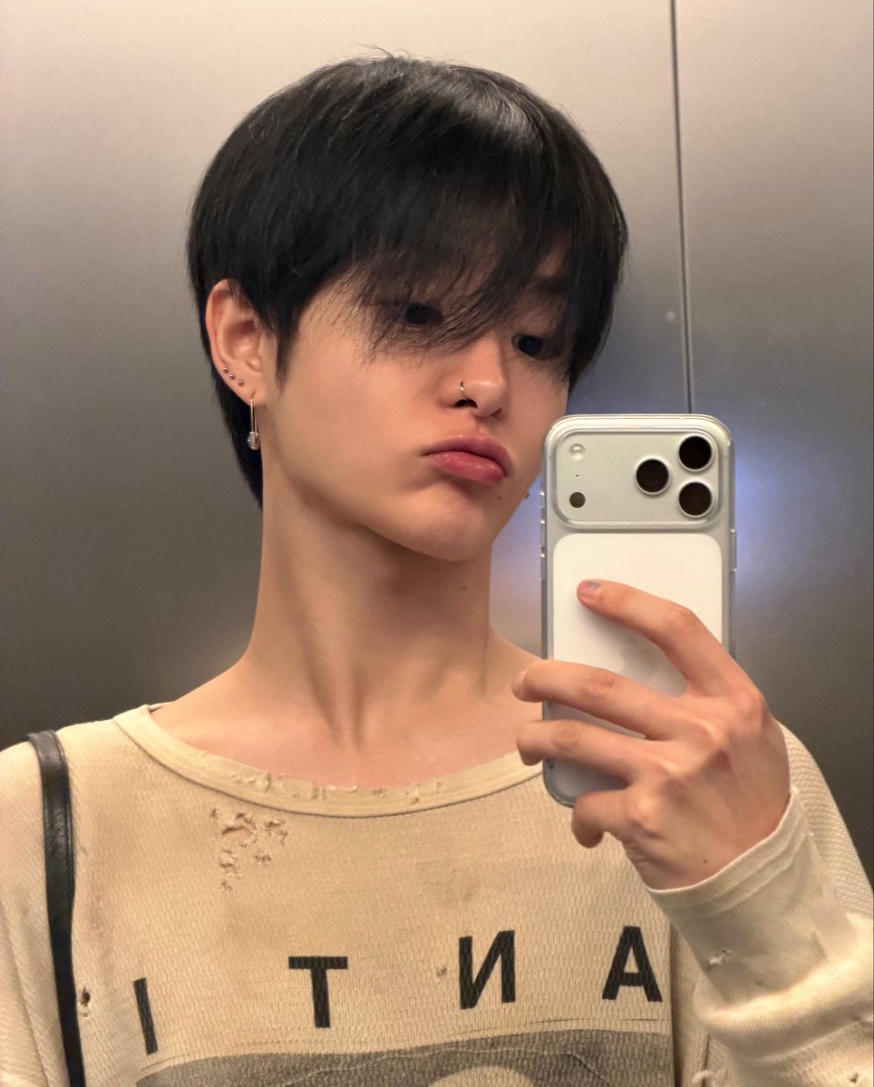 dosukhoon's tweet photo. jihoon barefaced dm selcas > https://t.co/64QTeaJvD7