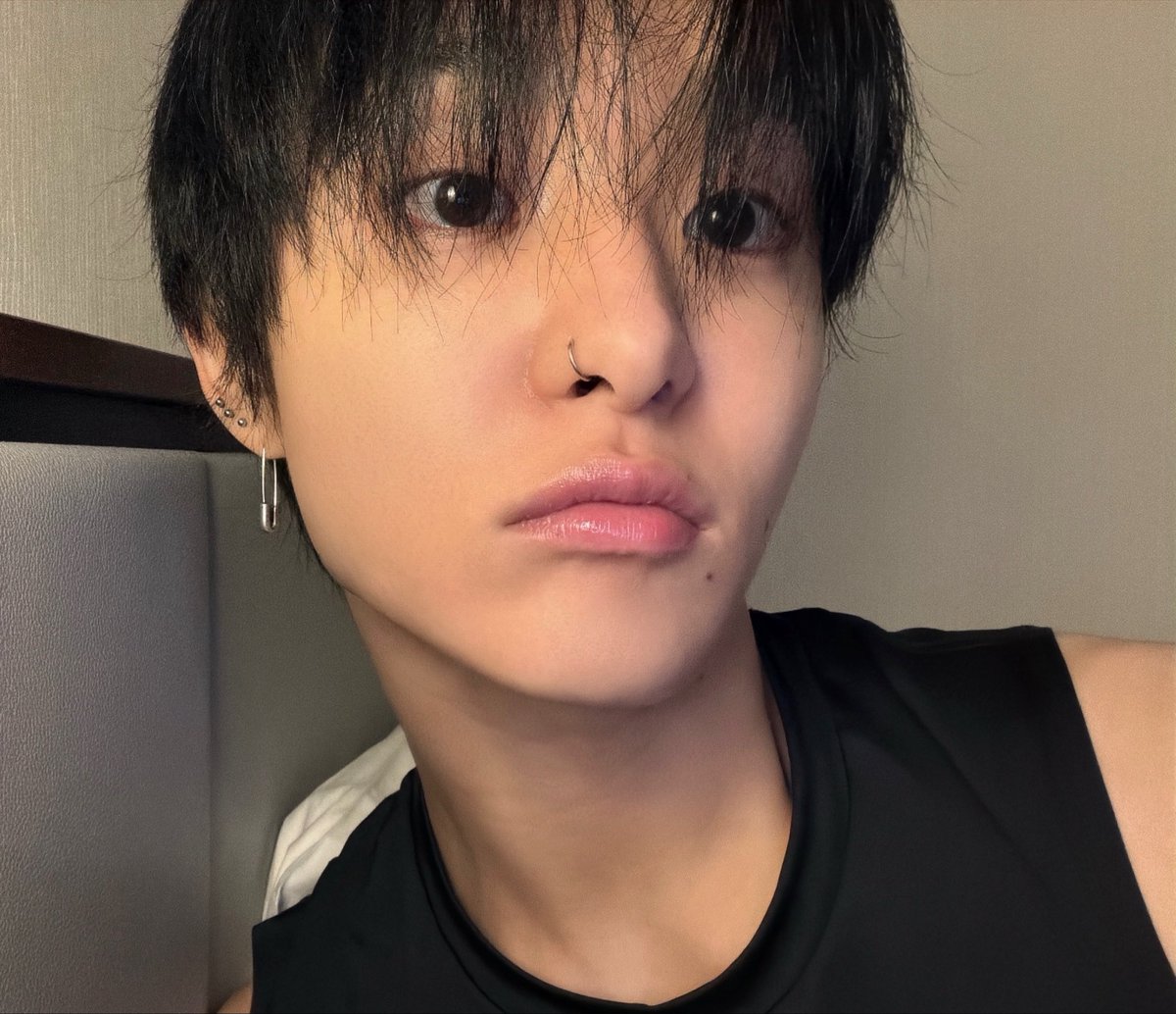 dosukhoon's tweet photo. jihoon barefaced dm selcas > https://t.co/64QTeaJvD7
